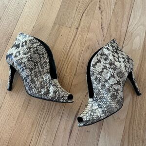$395 vince Camuto signature real snakeskin peep toe bootie pumps heels sz 7